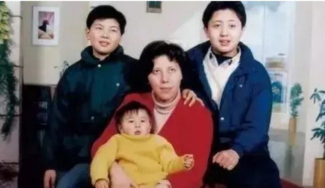 沙拉和三個(gè)孩子合影